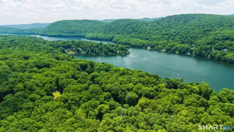 272 Candlewood Lake Rd N, New Milford, CT 06776