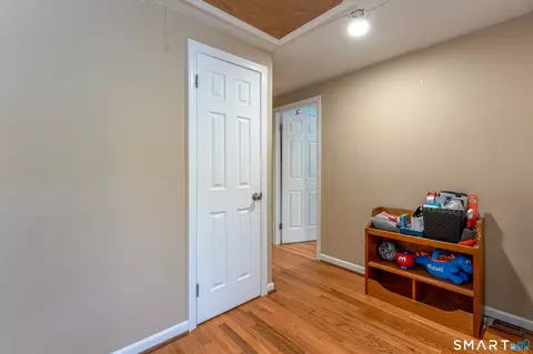 Entry Way - 106 Mcdermott Cir, Hamden, CT 06514 photo 3 of 3