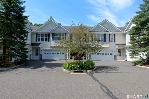 76 Suzie Dr #76, Newtown, CT 06470