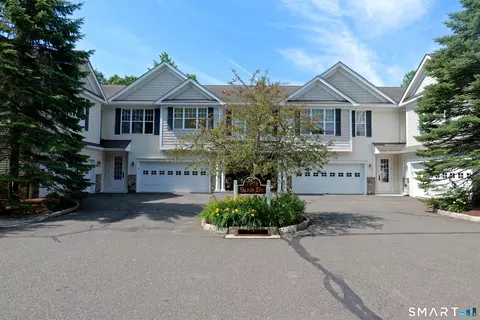 76 Suzie Dr #76, Newtown, CT 06470