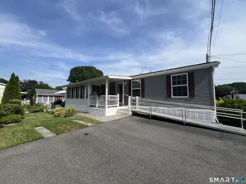 8 Grove Ter, Westbrook, CT 06498