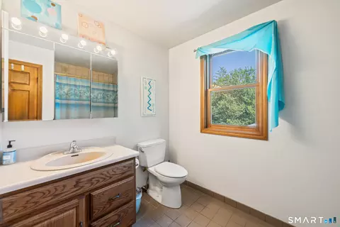 Bath - 26 Corbin Rd, Hamden, CT 06517 photo 4 of 8