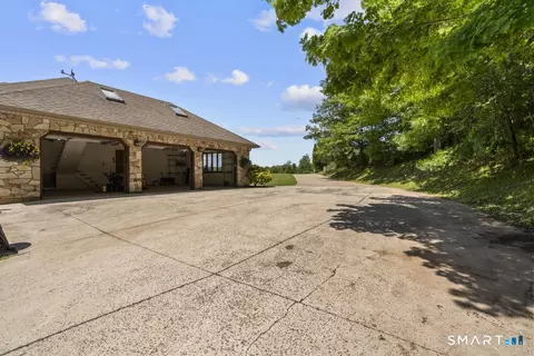 Exterior - 49 Partridge Ln, Middletown, CT 06457 photo 4 of 7