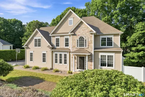 29 Chilstone Ln, Manchester, CT 06040