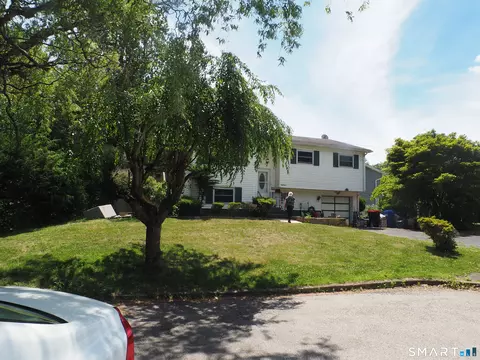 18 Country Club Rd, Norwalk, CT 06851