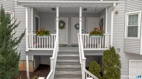 26 Greenview Ln #26, Milford, CT 06461