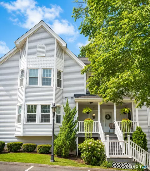 26 Greenview Ln #26, Milford, CT 06461