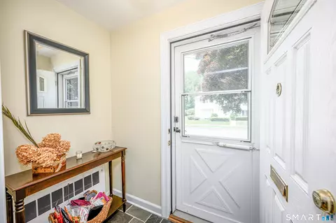 Entry Way - 25 Wright Ln, Hamden, CT 06517 photo 1 of 5