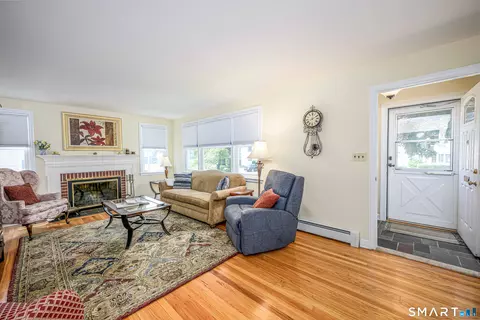 Entry Way - 25 Wright Ln, Hamden, CT 06517 photo 2 of 5
