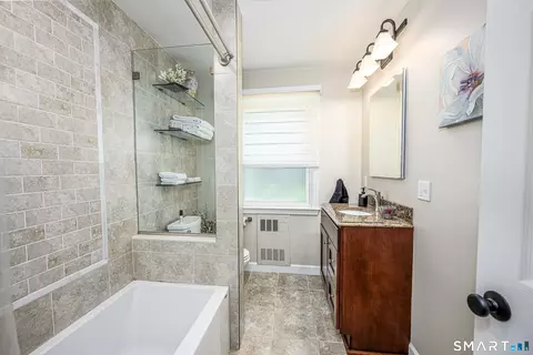 Bath - 25 Wright Ln, Hamden, CT 06517 photo 1 of 2