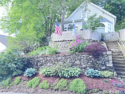 16 Franklin St, Putnam, CT 06260
