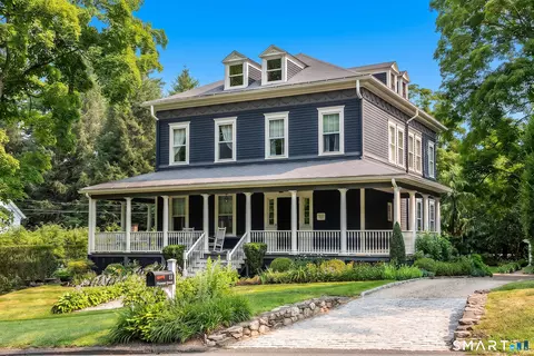 11 Pleasant St, Woodbury, CT 06798