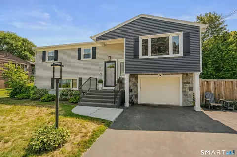 11 Savi Ave, Waterford, CT 06385