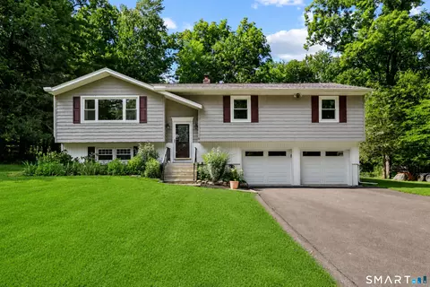 8 Fleetwood Dr, New Fairfield, CT 06812