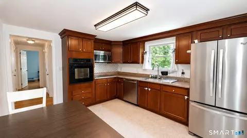 6 Sinclair St, Windsor, CT 06095 photo 3