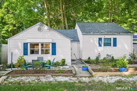 20 Pine St, Waterford, CT 06385