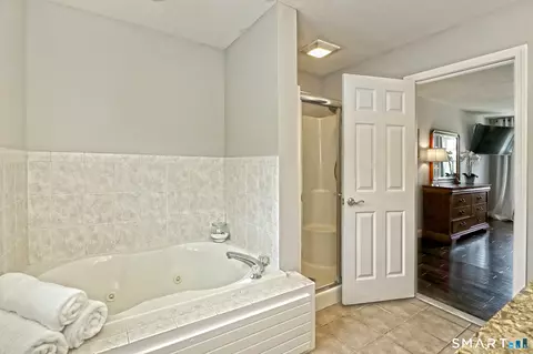 Bath - 36 Devonshire Ln, Madison, CT 06443 photo 3 of 4