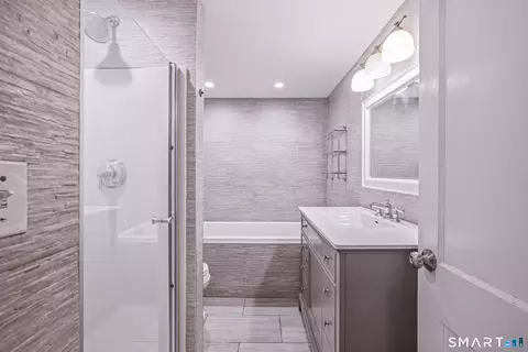 Bath - 65 Sidehill Rd, Hamden, CT 06517 photo 1 of 3