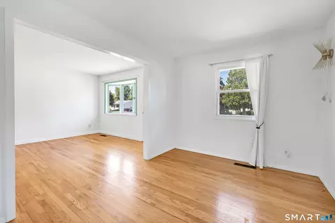Living - 105 Sunset Dr, Derby, CT 06418 photo 4 of 4