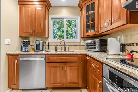 Kitchen - 703 Golf Dr #703, East Haven, CT 06512 photo 4 of 7