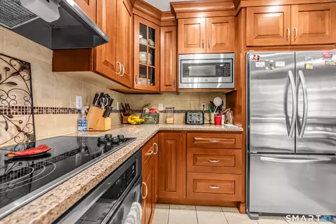 Kitchen - 703 Golf Dr #703, East Haven, CT 06512 photo 5 of 7
