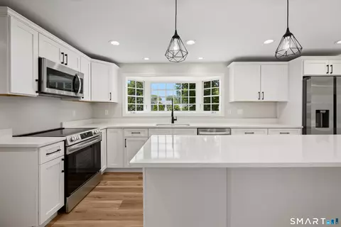 64 Red Top Dr, West Hartford, CT 06110
