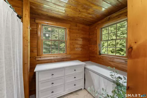 Bath - 457 Kemp Rd, Hampton, CT 06247 photo 1 of 4