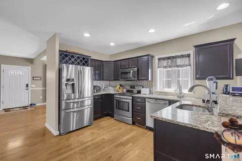 104 Benjamin Ct, Windsor, CT 06095 photo 5