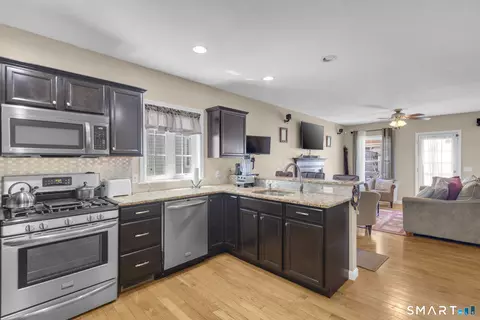 104 Benjamin Ct, Windsor, CT 06095 photo 8