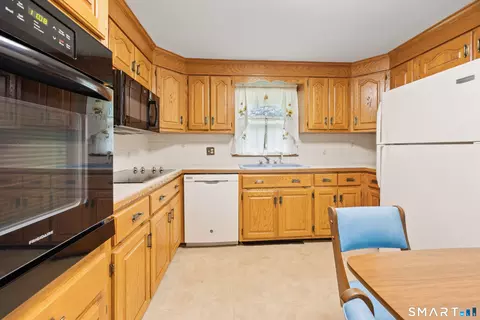 Kitchen - 138 Magee Dr, Hamden, CT 06514 photo 4 of 4