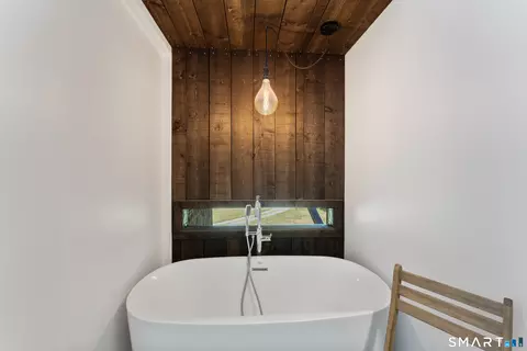 Bath - 564 Hubbard Rd, Killingly, CT 06241 photo 2 of 2