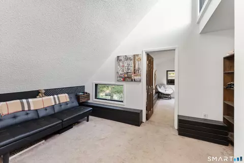 Entry Way - 564 Hubbard Rd, Killingly, CT 06241 photo 5 of 6