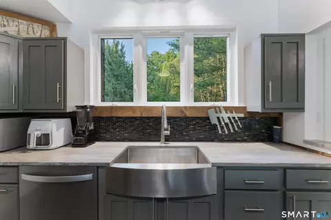 Kitchen - 564 Hubbard Rd, Killingly, CT 06241 photo 2 of 2
