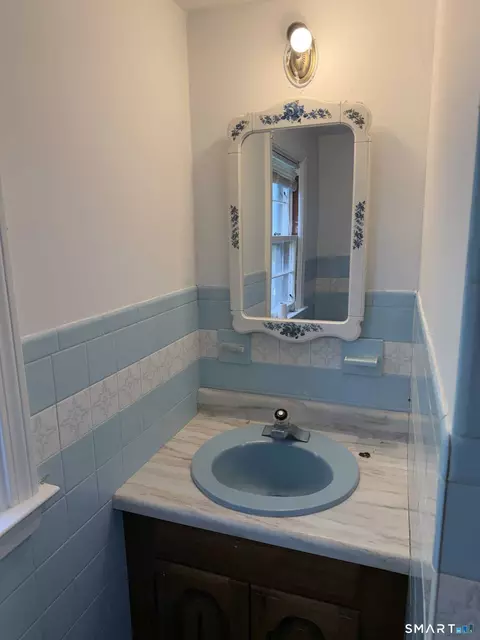 Bath - 13 Midian Ave, Windsor, CT 06095 photo 1 of 4