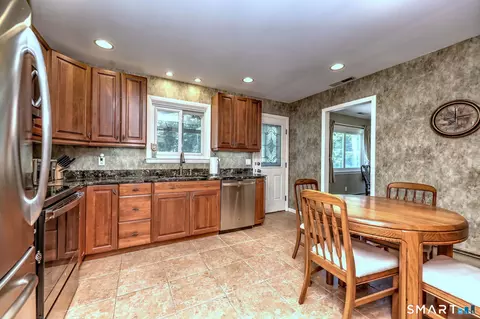 Kitchen - 31 Paugussett Rd, Sandy Hook, CT 06482 photo 4 of 4