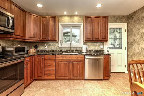 Kitchen - 31 Paugussett Rd, Sandy Hook, CT 06482 photo 3 of 4