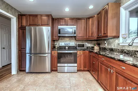 Kitchen - 31 Paugussett Rd, Sandy Hook, CT 06482 photo 2 of 4