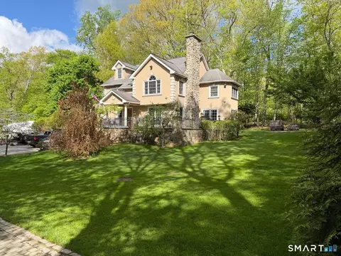 166 Blackwood Ln, Stamford, CT 06903