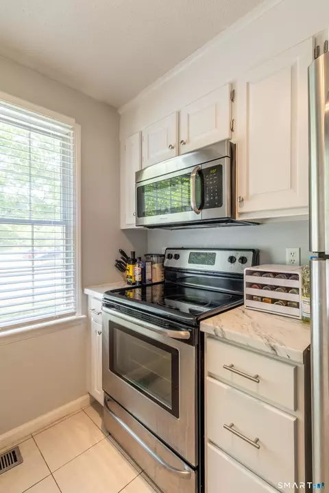 Kitchen - 283 Strawberry Cir, Windsor, CT 06095 photo 3 of 3