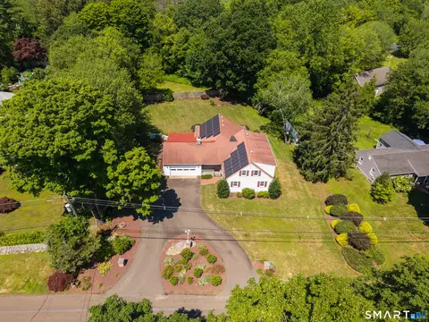 110 Nut Plains Rd, Guilford, CT 06437