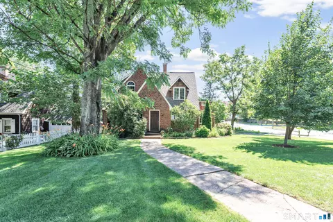 2 Winthrop Ave, Norwalk, CT 06851
