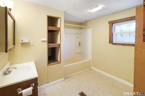 Bath - 383 Putnam Pike, Killingly, CT 06241 photo 2 of 3
