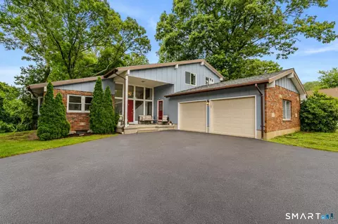 47 Colonial Dr, Waterford, CT 06385