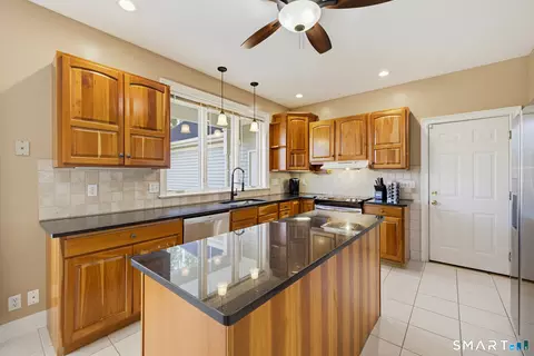 Kitchen - 189 Shadow Pond Ln, Suffield, CT 06078 photo 3 of 4
