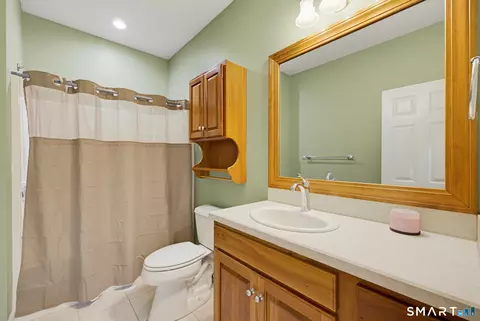 Bath - 189 Shadow Pond Ln, Suffield, CT 06078 photo 5 of 6
