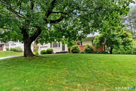 16 E Maxwell Dr, West Hartford, CT 06107