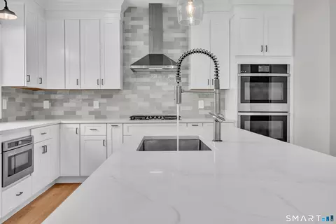 Kitchen - 1427 Monroe Tpke, Monroe, CT 06468 photo 3 of 4