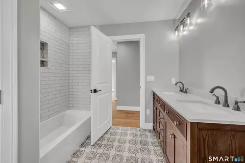 Bath - 1427 Monroe Tpke, Monroe, CT 06468 photo 5 of 6