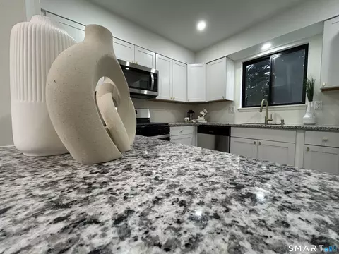 Kitchen - 38 Sutton Pl #38, Bloomfield, CT 06002 photo 3 of 9