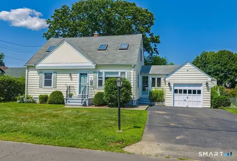 4 Mckinnel Ct, Branford, CT 06405